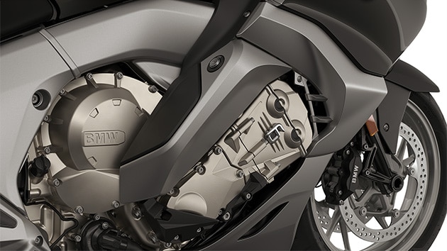 Gros plan sur le moteur six cylindres.