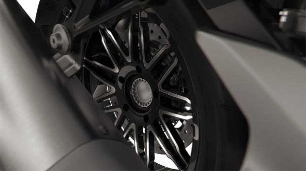Roue noire Option 719 de la BMW K 1600 GTL.