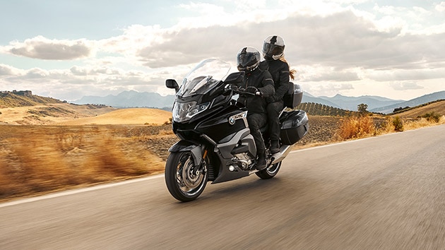 Un pilote et son passager en voyage sur une BMW K 1600 GTL