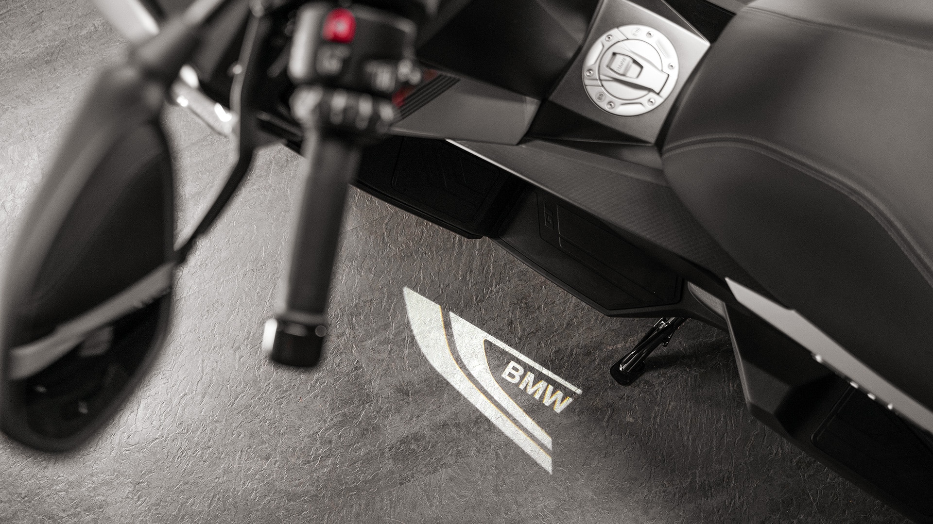 Le BMW C 400 GT avec éclairage du sol et projection du logo
