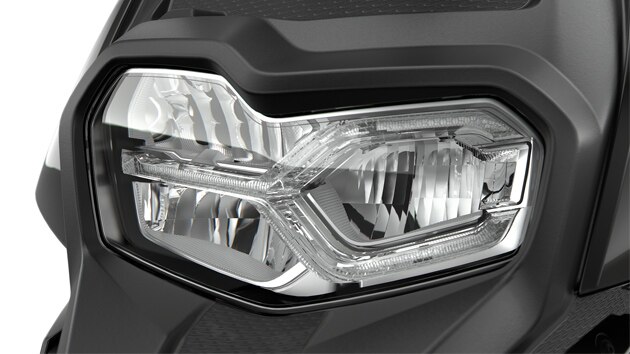 Nous voyons ici la partie avant avec phares à LED intégraux du C 400 X.