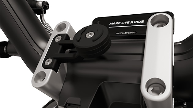 Le support pour smartphone design à haute intégration de l'eParkourer BMW CE 02 de BMW Motorrad