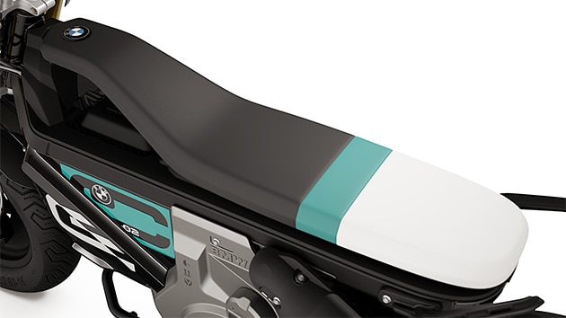 La selle Highline de l'eParkourer BMW CE 02 de BMW Motorrad