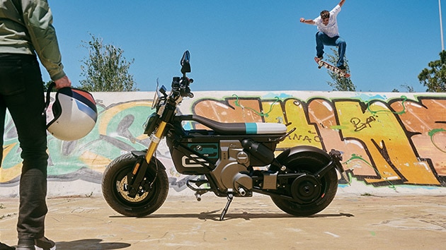 Le Concept CE 02 dans un skatepark.