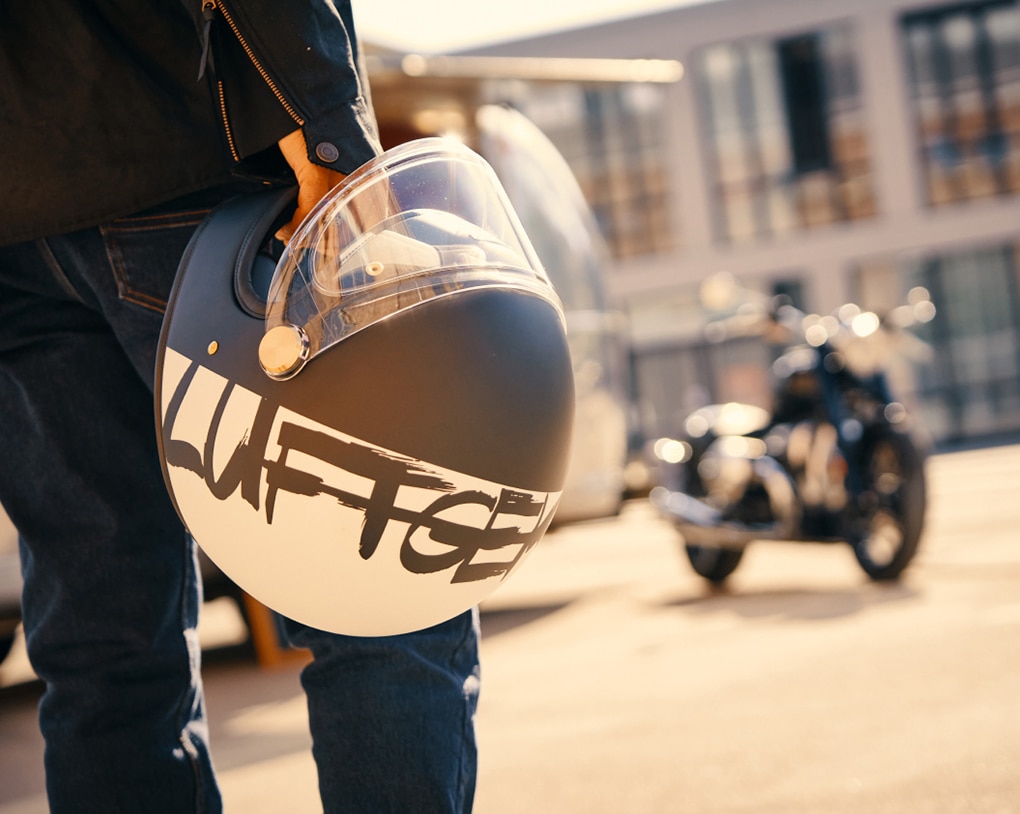 Personne tenant un casque de moto
