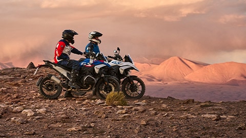 Deux motards contemplent la vue, assis sur leurs motos GS