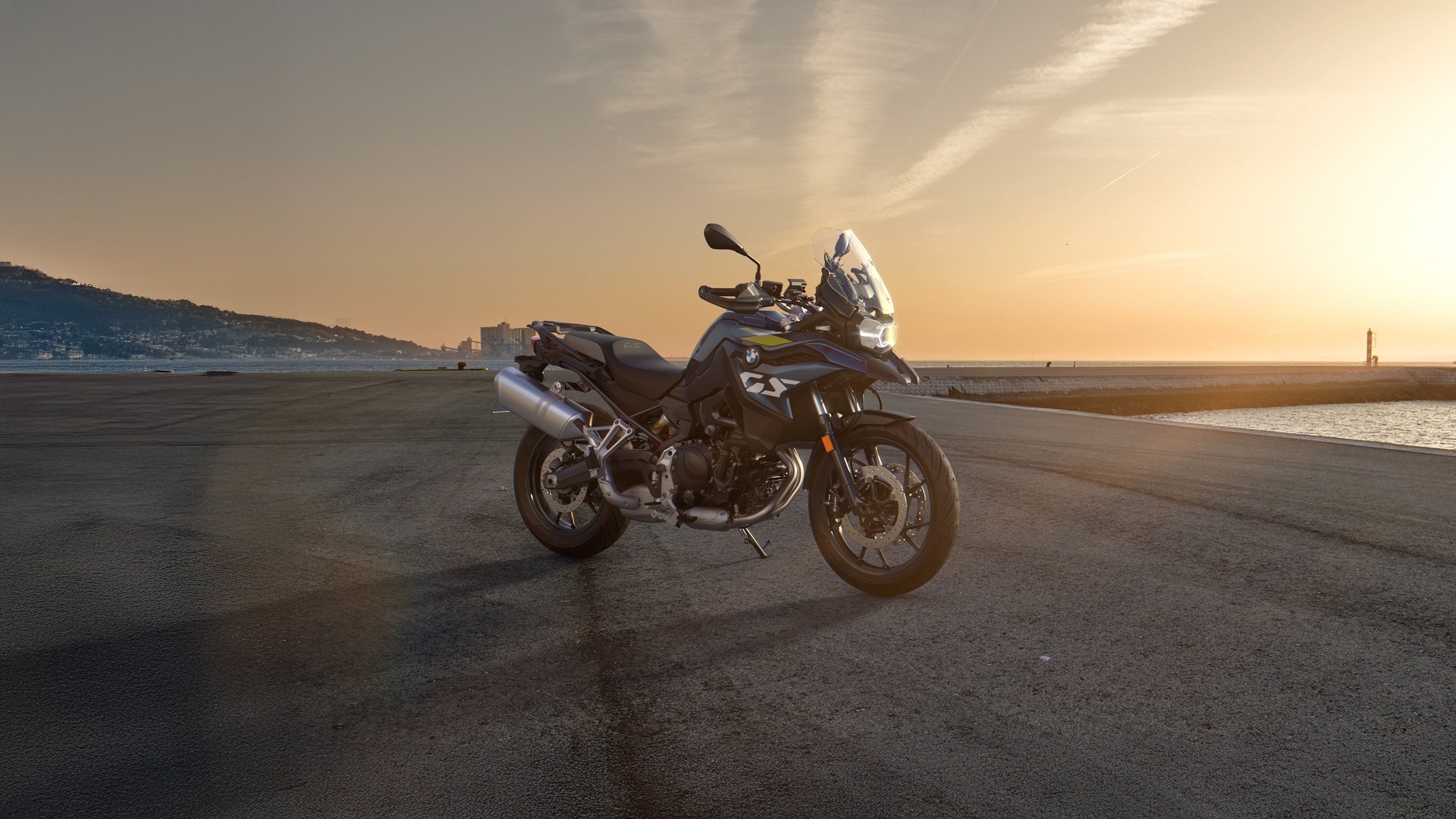 La BMW F 800 GS devant un port